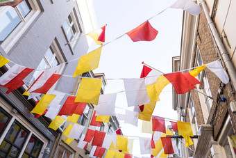 荷兰广场<strong>旗帜丝带</strong>红色的白色黄色的传统的节日命名狂欢节經酱斯海尔托亨博斯oeteldonk蓝色的天空