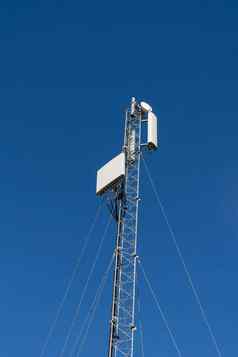 现代无线电信塔天线发射机基地接收器站广播细胞电话电视互联网信号蓝色的天空