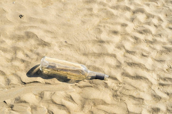 <strong>垃圾</strong>玻璃酒瓶沙子海滩太阳概念海<strong>海洋</strong>浪费