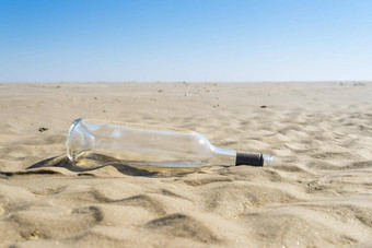 垃圾玻璃酒<strong>瓶</strong>沙子海滩太阳概念海<strong>海洋</strong>浪费