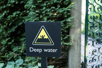 警告标志黑色的黄色的指示危险<strong>溺水</strong>深水禁止人游泳英语语言