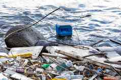 塑料容器浮动海滩一边塑料垃圾垃圾