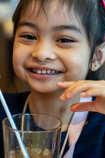 亚洲孩子可爱的孩子女孩喝水我是牛奶饮料瓶管稻草吃零食甜点