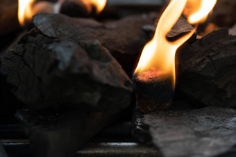 发光的烧烤木炭加工成烧烤煤炭更轻的火火焰开始火开胃菜木炭烧烤木炭烧烤