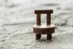 木小椅子宏拍摄沙子棕色（的）椅子沙子关闭拍摄