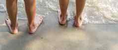 低角孩子走光着脚海滩脚孩子们走光着脚沙子