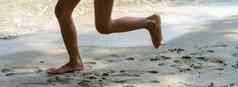 孩子运行河银行溅水脚夏天孩子戏剧海滩运行光着脚沙子海之旅孩子们的脚沙子
