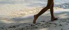 孩子运行河银行溅水脚夏天孩子戏剧海滩运行光着脚沙子海之旅孩子们的脚沙子