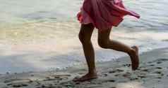女孩孩子运行河银行溅水脚夏天孩子戏剧海滩运行光着脚沙子海之旅孩子们的脚沙子
