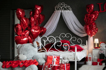 情人节室内黑暗卧室白色床上装饰红色的气球浪漫的卧室室内房间婚礼晚上