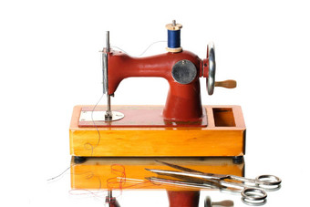 复古的缝纫机剪刀筒子孩子们的苏联缝纫机玩具