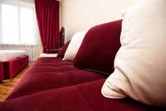部分红色的沙发白色枕头生活房间