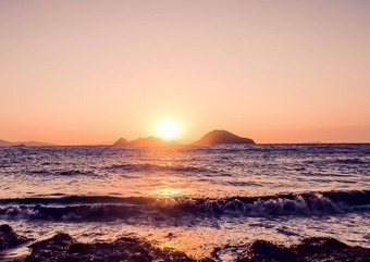 夏天日<strong>落地</strong>中海海海岸海景山视图