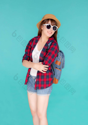 美丽的肖像年轻的亚洲女人穿太阳镜他微笑兴奋自信享受夏天假期孤立的蓝色的背景<strong>模型</strong>女孩快乐的<strong>背包</strong>假期旅行概念