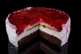 一块大蛋糕椰子剃须草莓果冻黑色的背景