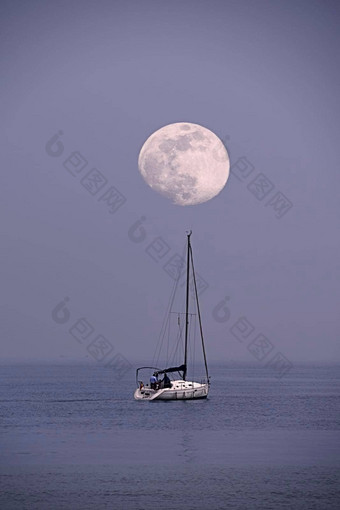 帆船航行海月亮