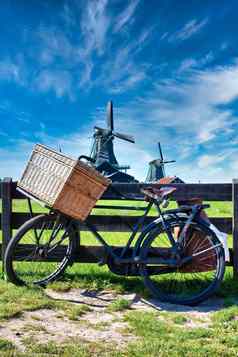 自行车风车蓝色的天空背景风景优美的农村景观关闭阿姆斯特丹荷兰