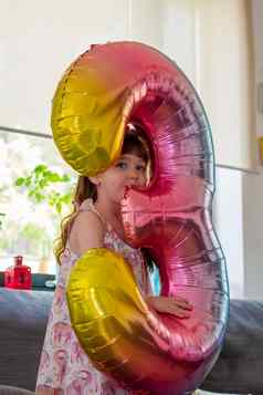 可爱的婴儿女孩持有数量气球