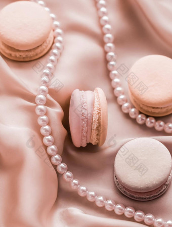 甜蜜的蛋白杏仁饼珍珠珠宝丝绸背景巴黎别致的珠宝法国甜点食物蛋糕macaron奢侈品糖果品牌假期礼物