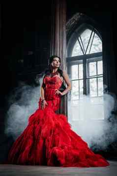 女人古董红色的衣服城堡美丽的公主诱人的衣服
