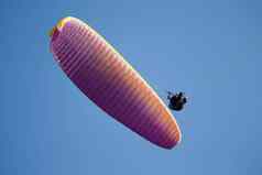 白俄罗斯城市高美尔10月表演跳伞滑翔伞苍蝇天空多色的滑翔伞男人。降落伞