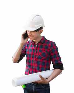 工程师细胞电话手持有滚蓝图穿白色安全头盔塑料白色背景建设概念