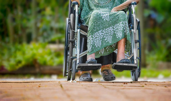 上了年纪的女人轮椅首页女儿护理