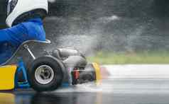 卡 丁 车增加速度雨轮胎比赛跟踪