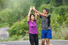 亚洲中间岁的夫妇伸展运动肌肉慢跑公园