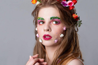 特写镜头脸美丽的女孩童话化妆春天女孩华丽的美扩展眉毛睫毛自然化妆品概念图像春天