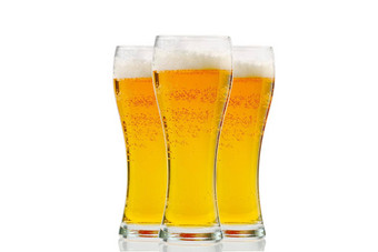 新鲜的冷啤酒玻璃孤立的白色黄金啤酒巴伐利亚啤酒节泡沫皇冠一品脱的量光层啤酒白色背景