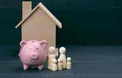 木家庭雕像陶瓷粉红色的小猪银行模型房子真正的房地产购买租赁概念移动公寓