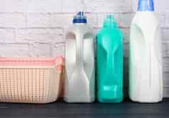 瓶液体洗涤剂塑料空洗衣篮子木蓝色的表格