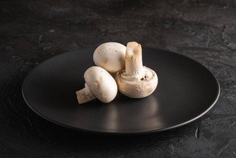 食用香草蘑菇健康的食物黑色的板黑暗黑色的变形背景角视图宏