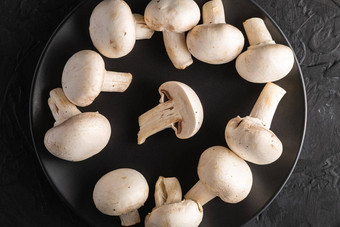 食用香草蘑菇健康的食物黑色的板黑暗黑色的变形背景前视图