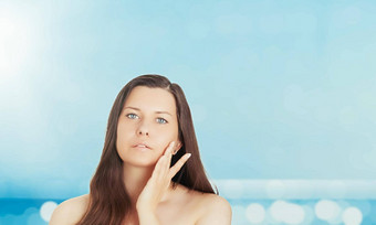 <strong>护肤品</strong>太阳保护夏天肖像美丽的年轻的晒黑了女人蓝色的海天空背景美健康旅行概念