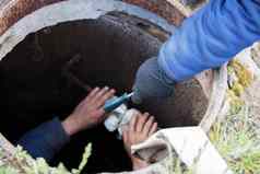 下水道作品工业污水治疗给螺丝刀工人下水道人孔