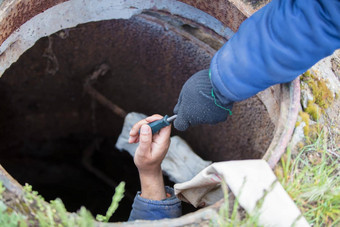 下水道作品工业污水治疗给螺丝刀工人下水道人孔
