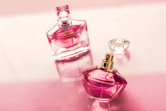 粉红色的香水瓶光滑的背景甜蜜的花气味魅力香味水香水假期礼物奢侈品美化妆品<strong>品牌设计</strong>