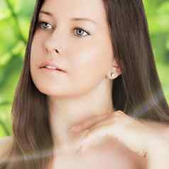 美肖像年轻的女人自然护肤品化妆品品牌春天自然背景健康健康有机美概念