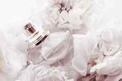 别致的香味瓶奢侈品香水产品背景牡丹花香水美品牌