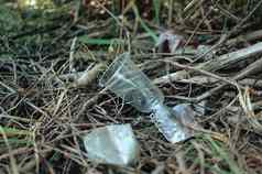 塑料浪费玻璃陶瓷垃圾森林环境污染环境问题灾难绿色浪费保存地球地球一天塑料回收概念