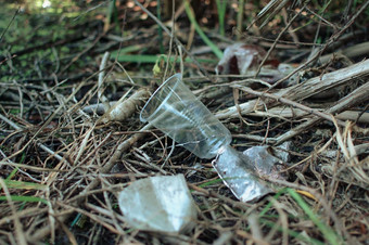 塑料浪费玻璃陶瓷垃圾森林环境<strong>污染环境</strong>问题灾难绿色浪费保存地球地球一天塑料回收概念