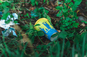 玻璃咖啡垃圾草环境污染环境问题灾难绿色浪费保存地球地球一天塑料回收概念
