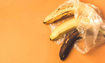 被宠坏的香蕉谎言塑料袋表格水果概念塑料生活浪费塑料保存环境