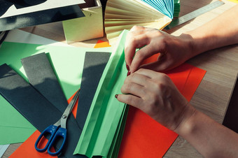 前景女手准备空白折纸风扇表彩色的纸剪刀木表格空白风扇模板设计广告文本