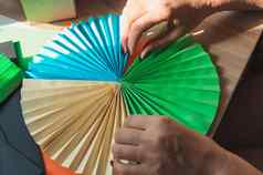前景女手胶水折纸球迷表彩色的纸剪刀木表格空白风扇模板设计广告文本