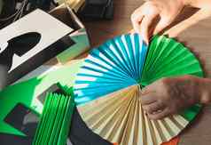 前景女手胶水折纸球迷表彩色的纸剪刀木表格空白风扇模板设计广告文本