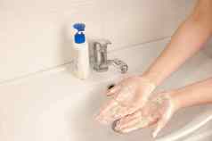 一步泡沫肥皂防止冠状病毒流感大流行洗手温暖的水抗菌肥皂世界流感大流行概念
