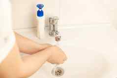 防止冠状病毒流感大流行洗手温暖的水抗菌肥皂世界流感大流行概念